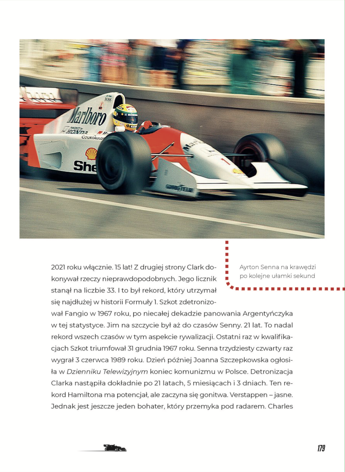 Strona ze zdjęciem Ayrtona Senny w bolidzie McLarena z książki Formuła 1 według Bartków
