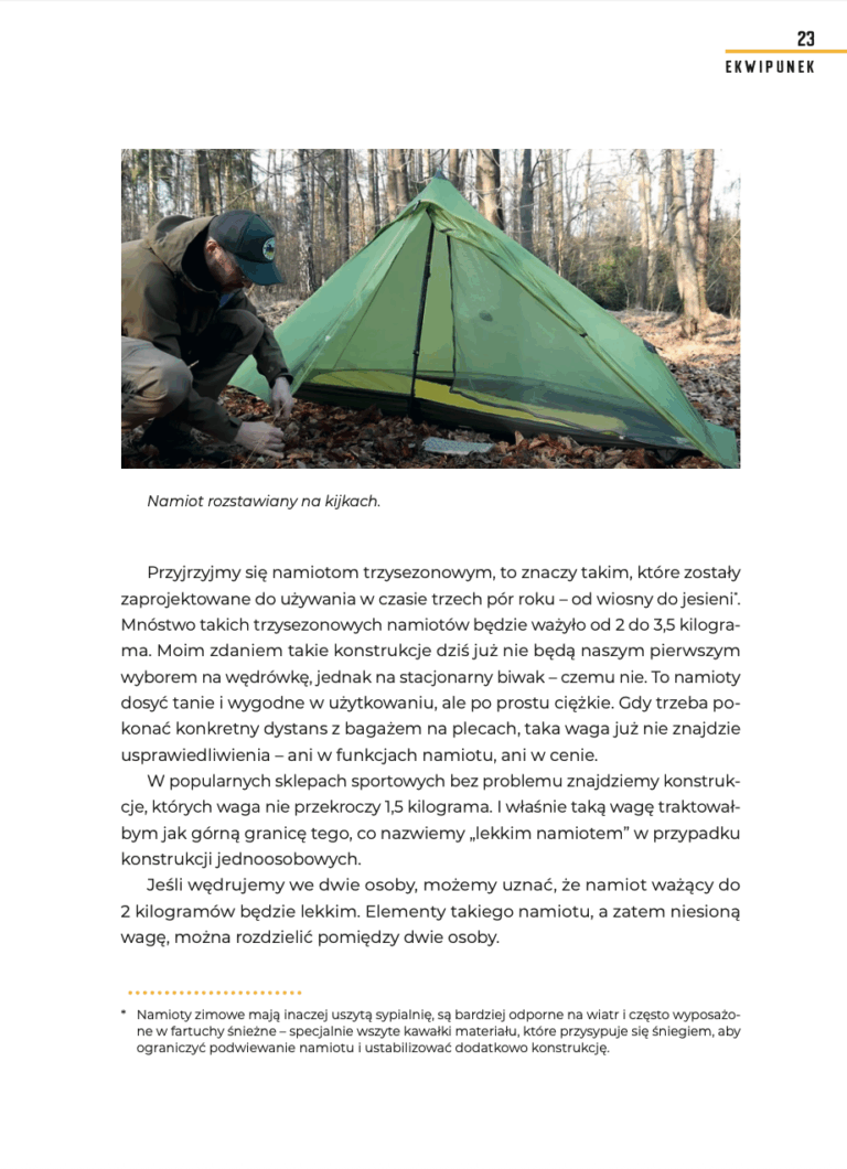 Strona ze zdjęciem z lasu z rozdziału Schronienie z książki Ruszaj w las